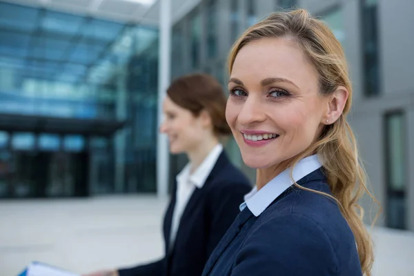 Geschäftsfrau in Büroräumen — Stockfoto