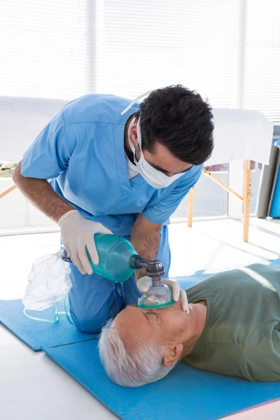Doktor provádění resuscitace pacienta — Stock fotografie