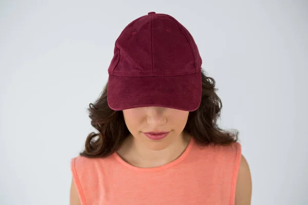 Hermosa mujer en gorra roja — Foto de Stock