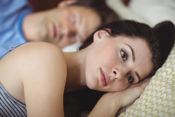 Романтическая пара отдыхает на кровати — стоковое фото