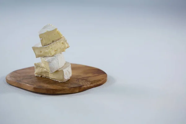 Сыр бри на деревянной доске — стоковое фото