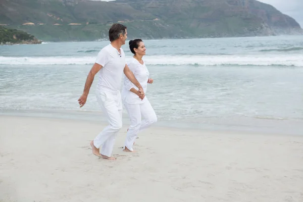 Pareja romántica corriendo en la playa — Foto de Stock