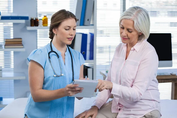 Medico che mostra prescrizione al paziente — Foto Stock