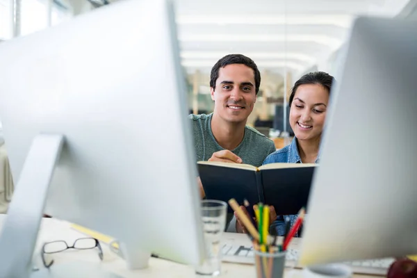 Diseñadores gráficos trabajando en el escritorio — Foto de Stock