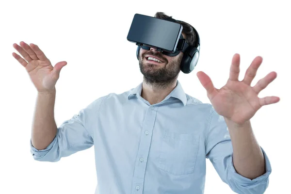 Man använder virtuell verklighet headset — Stockfoto