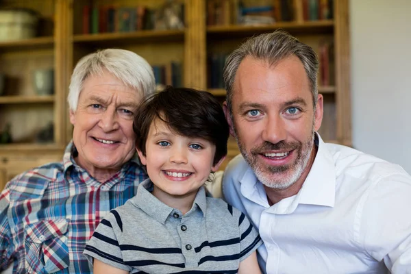 Pojken med sin farfar och far — Stockfoto