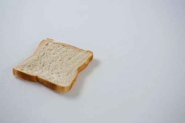 Einzelne Brotscheibe auf Weiß — Stockfoto