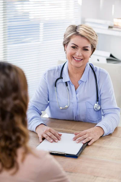 Paciente consultar um médico — Fotografia de Stock