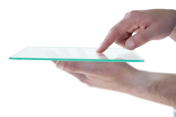 Mann gibt vor, futuristisches digitales Tablet zu benutzen — Stockfoto