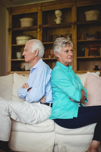 Sconvolto coppia anziana ignorandosi a vicenda — Foto Stock