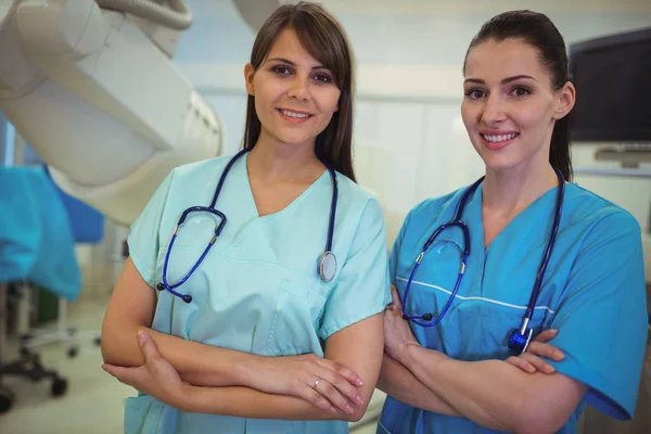 Kvinnlig sjuksköterska står med armarna korsade — Stockfoto