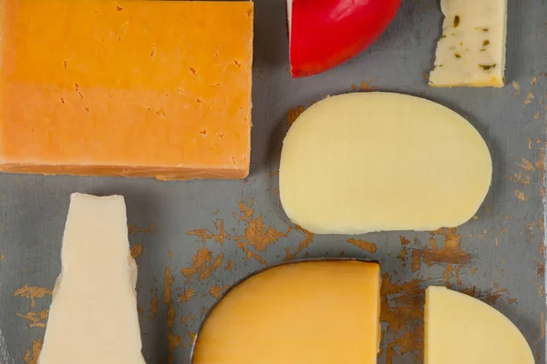 Variedad de queso en tabla de cortar — Foto de Stock