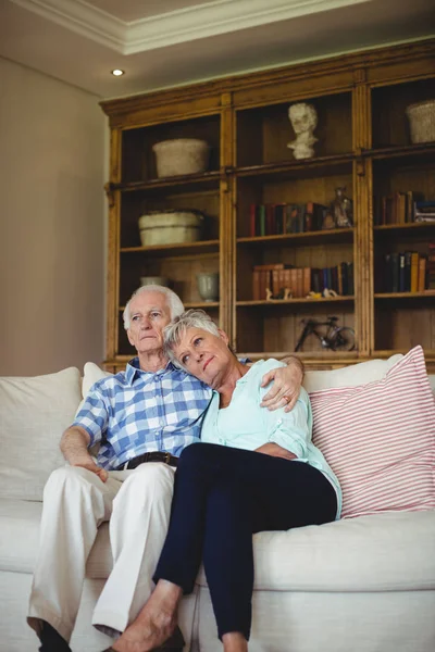 Äldre par avkopplande på soffa — Stockfoto