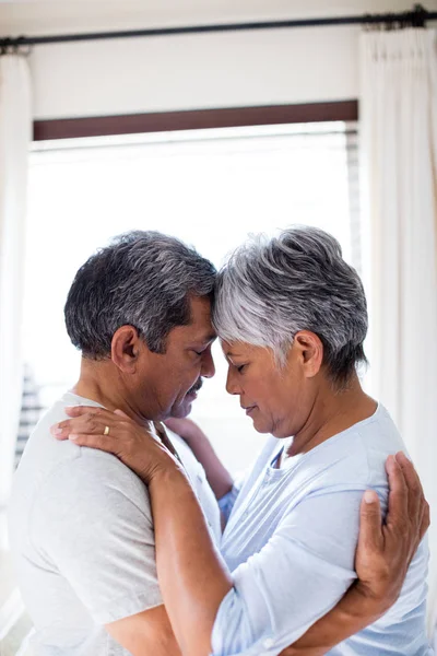 Pareja romántica abrazándose cara a cara — Foto de Stock