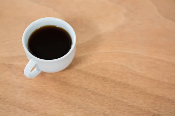 Черный кофе на деревянном столе — стоковое фото