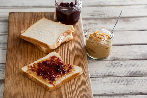 Pane con marmellata e burro di arachidi — Foto Stock