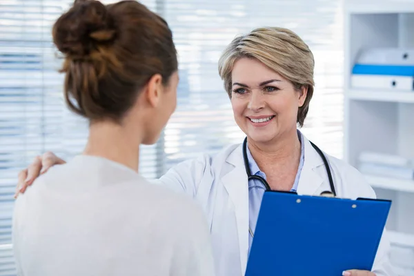 Medico che interagisce con il paziente — Foto Stock