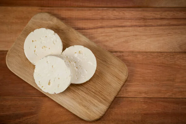 Doğrama kurulu üzerinde peynir dilimleri — Stok fotoğraf