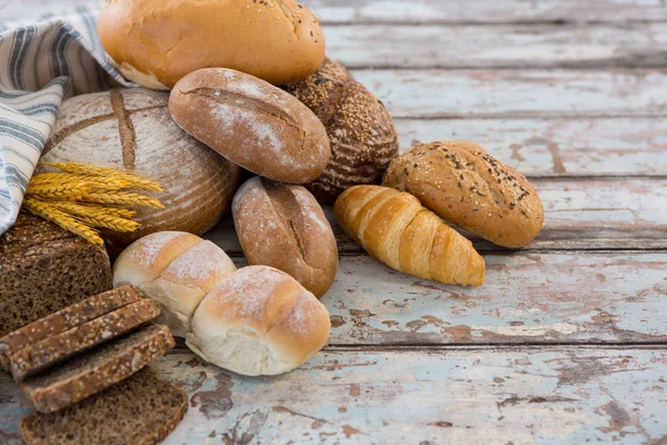 Berbagai jenis roti dengan butir gandum — Stok Foto