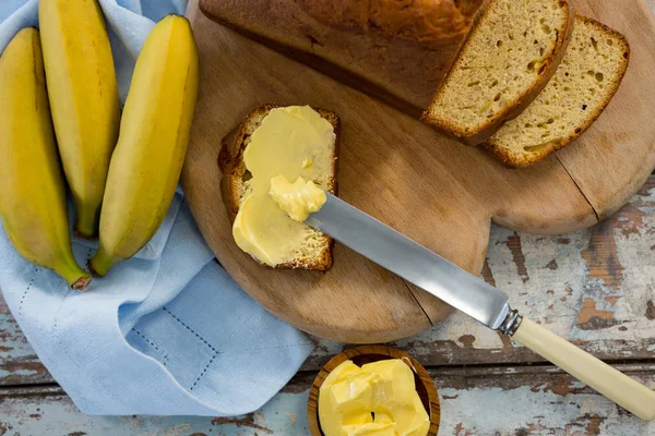 Tartinade de beurre sur tranche de pain et bananes — Photo