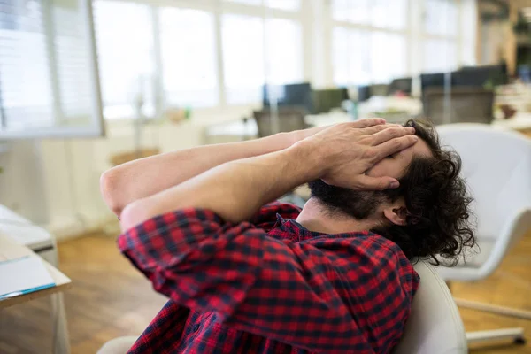 Frustrated business executive at desk — Stock Photo, Image