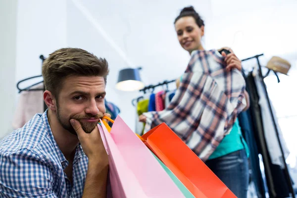 Hombre aburrido con bolsas de compras — Foto de Stock