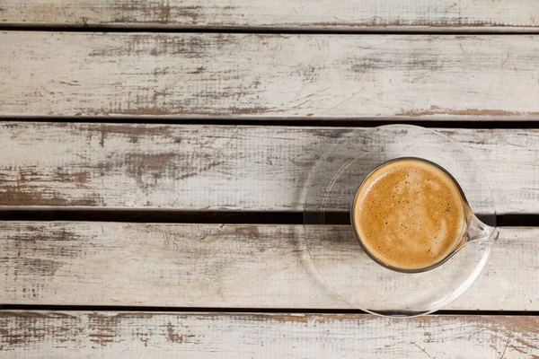 Xícara de café na mesa de madeira — Fotografia de Stock