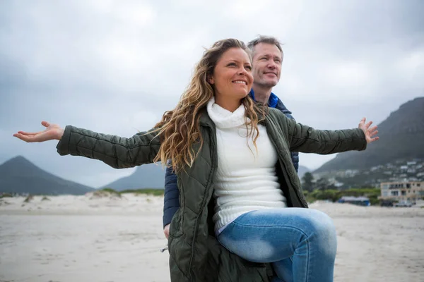 Romantický pár na pláži se těší — Stock fotografie