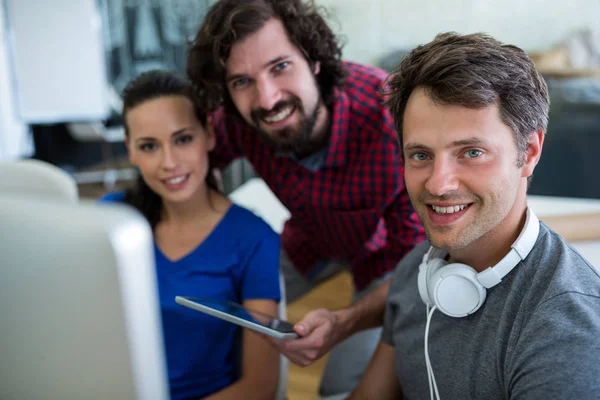 Team med grafiska formgivare arbetar på skrivbord — Stockfoto