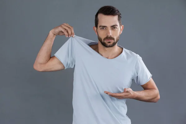 Man posing in grey t-shirt — Stock Photo, Image