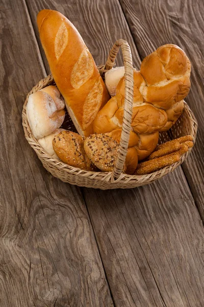 ขนมปังหลายชนิดในตะกร้า — ภาพถ่ายสต็อก