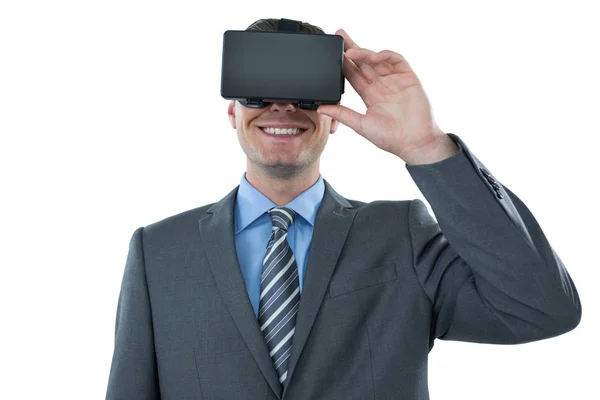 Biznesmen korzystający z zestawu słuchawkowego wirtualnej rzeczywistości — Zdjęcie stockowe