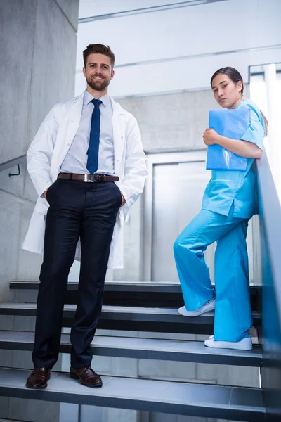 Arzt und Krankenschwester stehen auf Treppe — Stockfoto