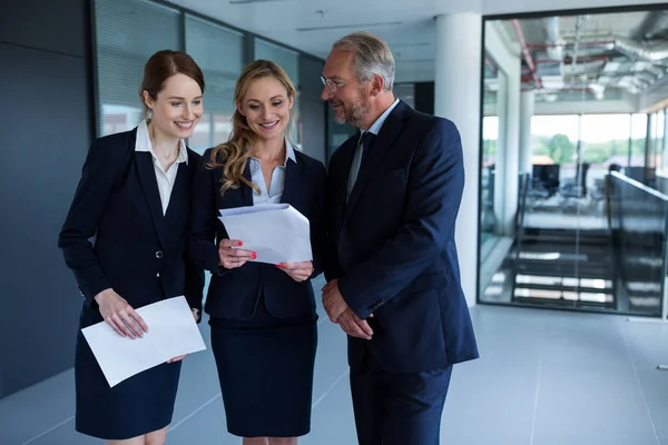 Empresarios discutiendo sobre el informe — Foto de Stock