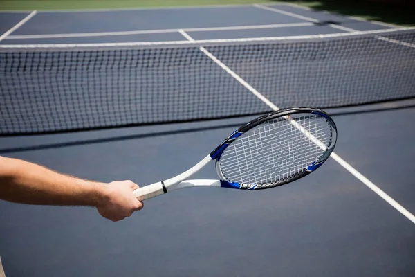 Hand av tennisspelare som innehar ett racket — Stockfoto