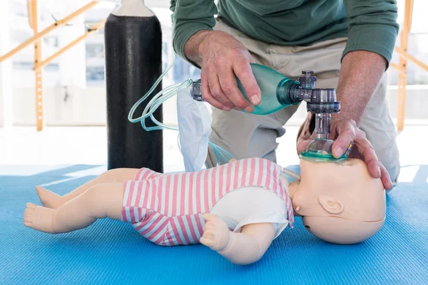 Ambulancier pratiquant la réanimation sur mannequin — Photo