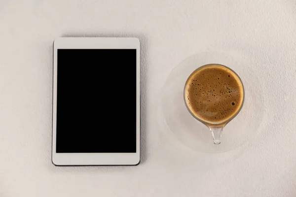 Цифровая таблетка и чашка кофе — стоковое фото