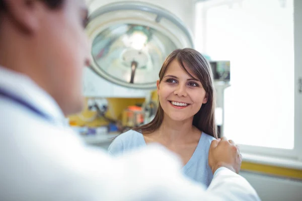 Paciente femenina que interactúa con el médico durante la visita —  Fotos de Stock