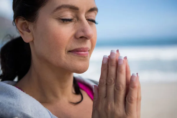 Femme mûre effectuant le yoga — Photo