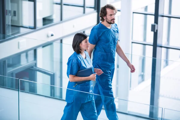 Chirurghi che camminano in corridoio — Foto Stock