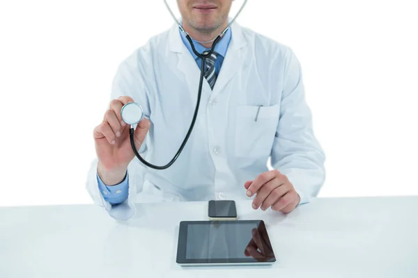 Médecin examinant avec stéthscope — Photo
