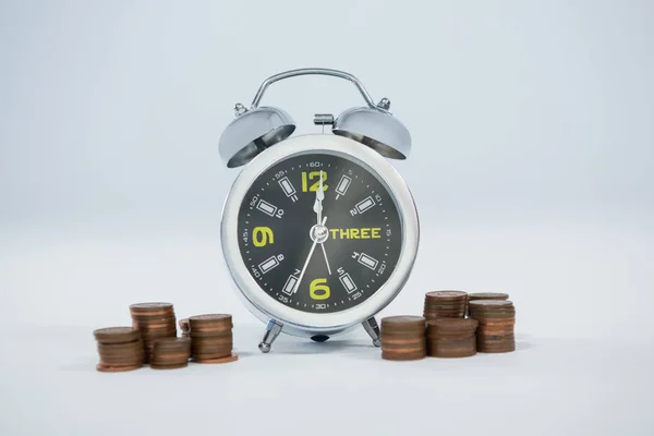 Reloj despertador con pila de monedas — Foto de Stock