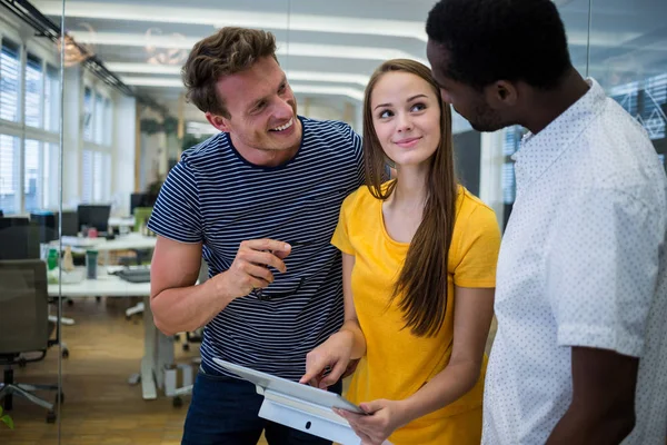 Diseñadores gráficos discutiendo sobre tableta — Foto de Stock