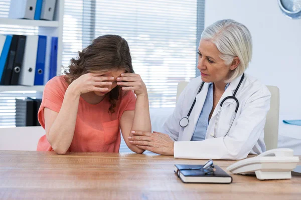 Medico consolante paziente — Foto Stock