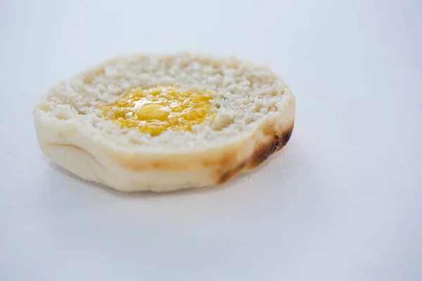 Smelting av smør på brødskiver – stockfoto