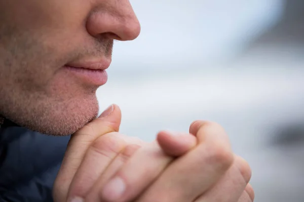 Närbild av man med händerna knäppta — Stockfoto