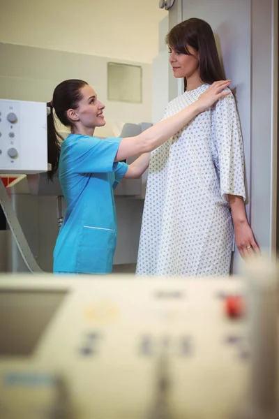 Θηλυκός ασθενής, που υποβάλλονται σε μια δοκιμασία ακτινογραφία — Φωτογραφία Αρχείου