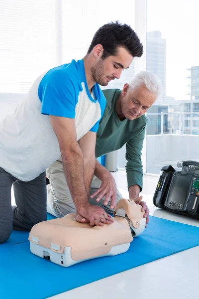 Reanimación cardiopulmonar de entrenamiento paramédico al hombre — Foto de Stock