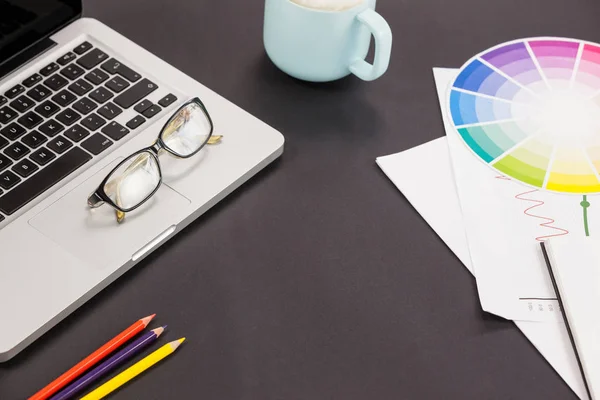 Laptop, spectacles, color pencils, coffee cup — Stock Photo, Image