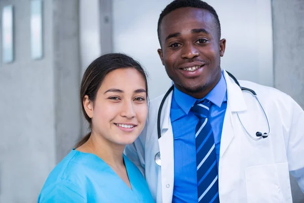 Enfermera sonriente y médico — Foto de Stock